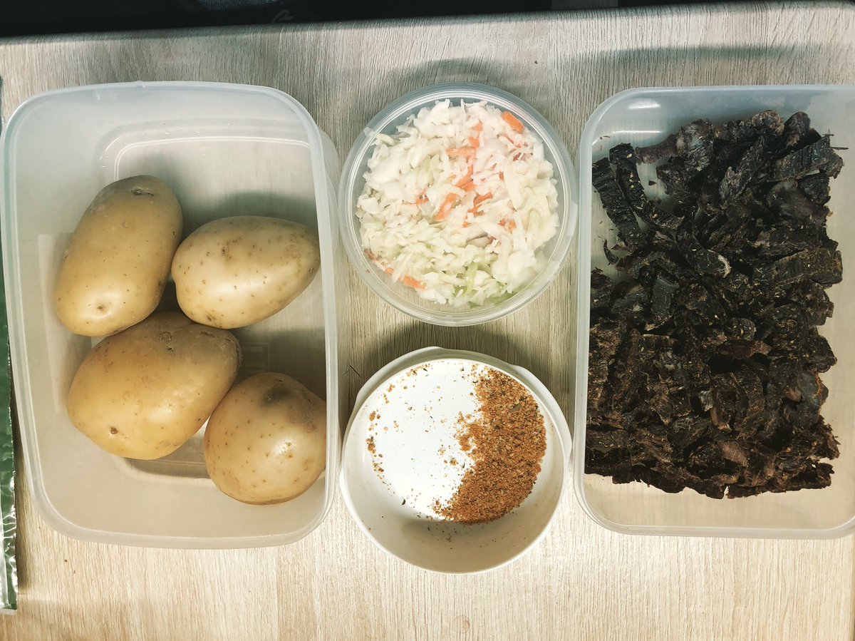 靑空twitter પર 水煮土豆 1刀左右coleslaw Biltong牛肉干 偶尔把牛肉干换成pak N Save的2 5刀半只隔夜冻烧鸡 最近工作日都这么吃