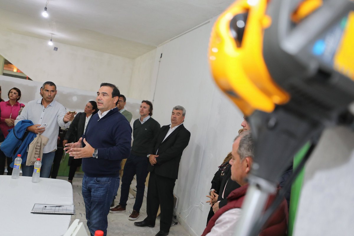 gustavovaldesok's tweet photo. Para estimular los negocios y servicios de los hombres y las mujeres de #Esquina con iniciativa, entregamos bienes de capital como parte del programa "Emprendedores somos Todos". El Estado debe estar al lado de cada correntino que trabaja porque esa es la base del crecimiento. https://t.co/Fy3K3dADN8