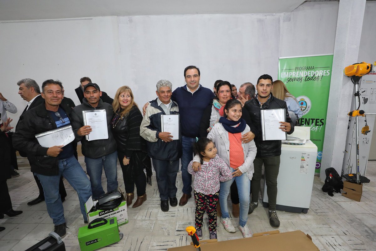 gustavovaldesok's tweet photo. Para estimular los negocios y servicios de los hombres y las mujeres de #Esquina con iniciativa, entregamos bienes de capital como parte del programa "Emprendedores somos Todos". El Estado debe estar al lado de cada correntino que trabaja porque esa es la base del crecimiento. https://t.co/Fy3K3dADN8