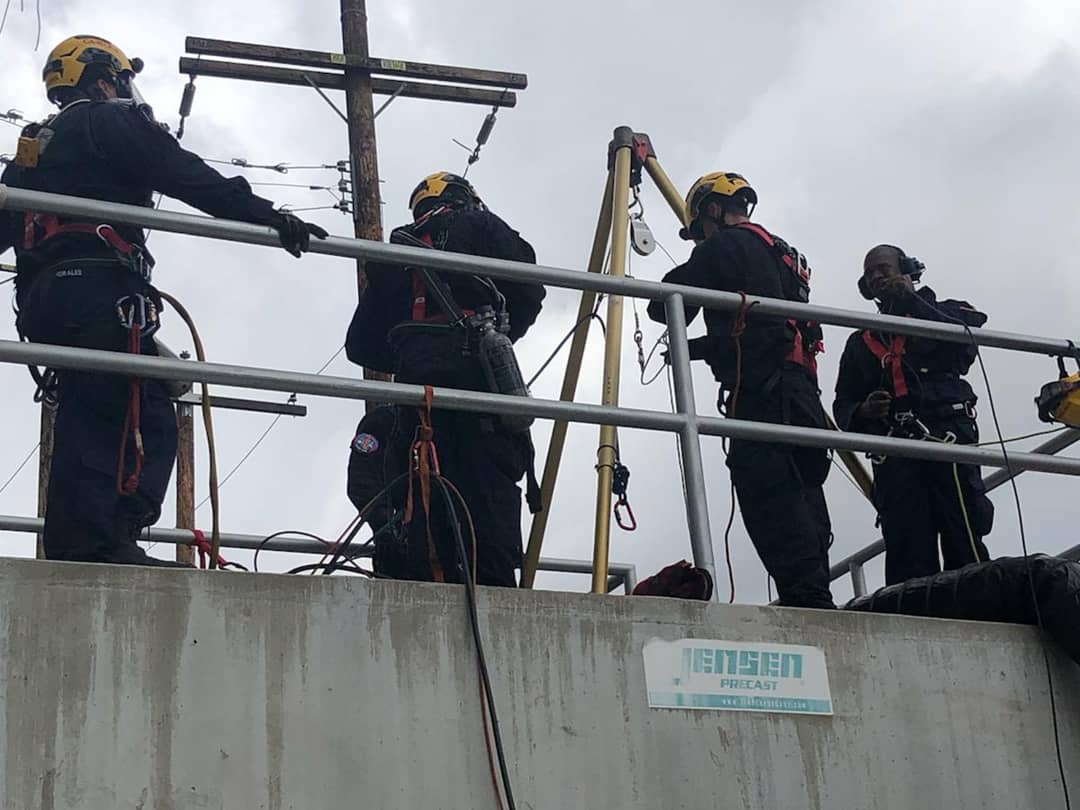 ca_rtf_4's tweet photo. Confined space rescue training. #cartf4 #pasadenafiredepartment #montereyparkfiredepartment #monroviafirerescue #arcadiafiredepartment #glendalefireca #alhambrafiredepartment #usar #areac #verdugofirecommunications https://t.co/G1VMUv6BhY