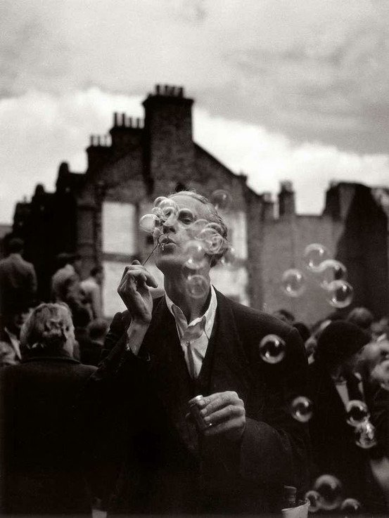 jatustein's tweet photo. #IzisBidermanas Man blowing bubbles. #London (#c1950) https://t.co/1cvYWKNA0r