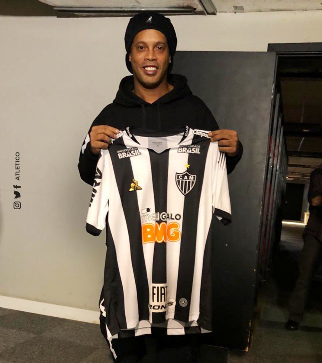 Atletico's tweet photo. 🤙🏾👣 Eternizado na calçada da fama do @Mineirao, @10Ronaldinho recebeu das mãos do diretor de Patrimônio do #Galo, Gabriel Guimarães, o novo #MantoAlvinegro, personalizado com seu nome. Foi um prazer, Bruxo! 🎩

#AquiéGalo 🏴🏳 https://t.co/nxcBLjBn6X