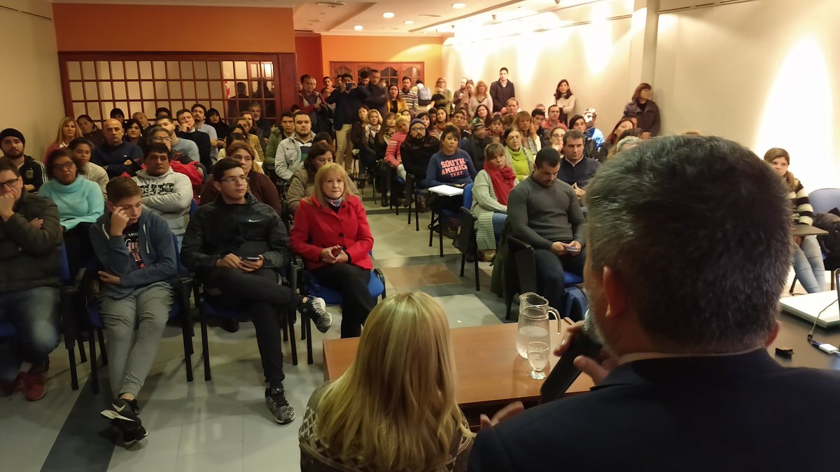 CirculoProfTuc's tweet photo. Gracias al ING. Luis Antolini, presidente del Colegio de Ingenieros Civiles de Tucumán por prestarnos el si casa para este gran encuentro.

#CPT #CharlaCPT #charla #evento 

#adicción #droga #prevención https://t.co/2hGXyH0khk