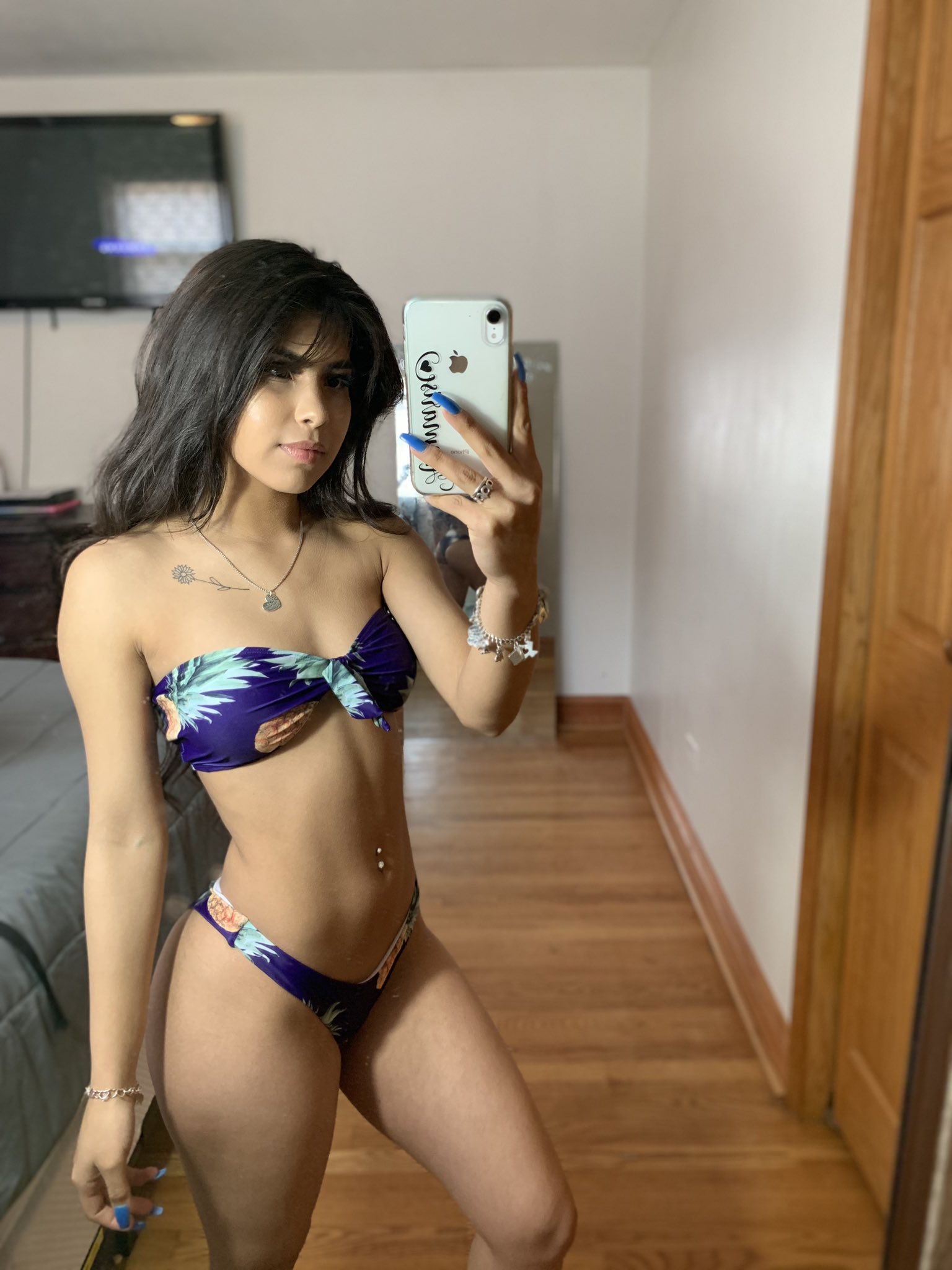 𝒜𝓂𝓂𝒶 ❥ on X: u know what they say about pineapples 😏  t.coy9bViMLhXq  X