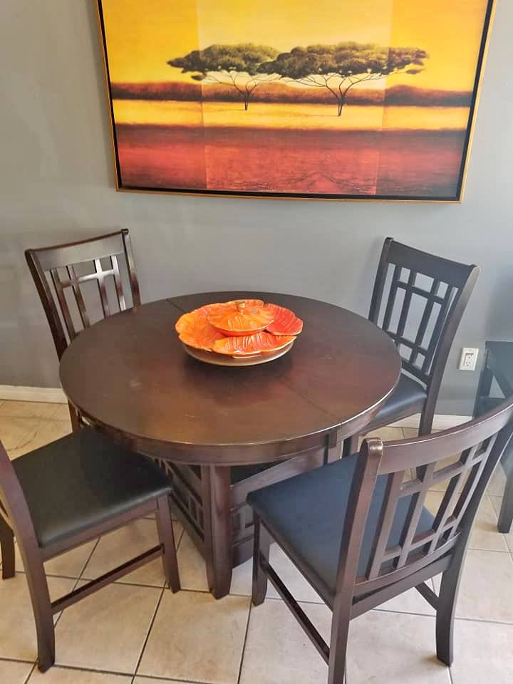consignitbc's tweet photo. Contemporary Round Dining Table with Leaf Extension and 4 Chairs (42 x42" Extended 42 x 60") $280

Go to https://t.co/cWILzsq5GN for current sale price and
current availability status!

#VancouverSecondHandFurniture #TriCities
#Consignit #PortCoquitlam #UsedFurniture https://t.co/7J8iNqtnMZ