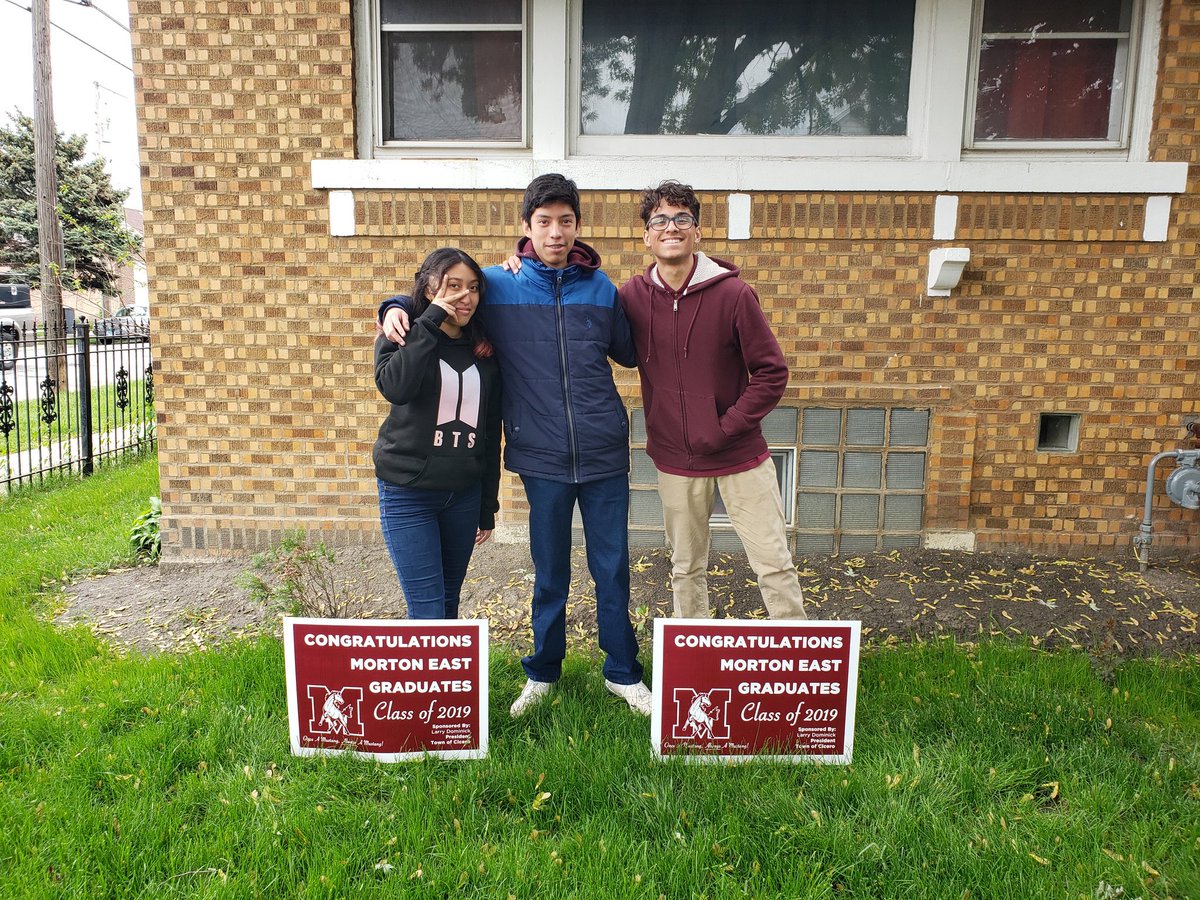 joshgalvan75's tweet photo. Could not have been able to get the job done if it weren't for  these awesome students..sign distribution class of 2019 #MortonPride #orgullomorton https://t.co/ptZvlzP3Ci