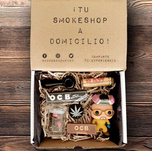 ¡Tu 420 Mystery Box a Domicilio!
Cada mes, con base en una temática (#GoT, #BreakingBad, Munchies ...) nuestros expertos en 420 realizan una increíble selección de 7 o más artículos para fumar. ¡Te encantarán! Ordena tu #420box de Junio con 30% de DESCUENTO.
Código Cupón: EA…