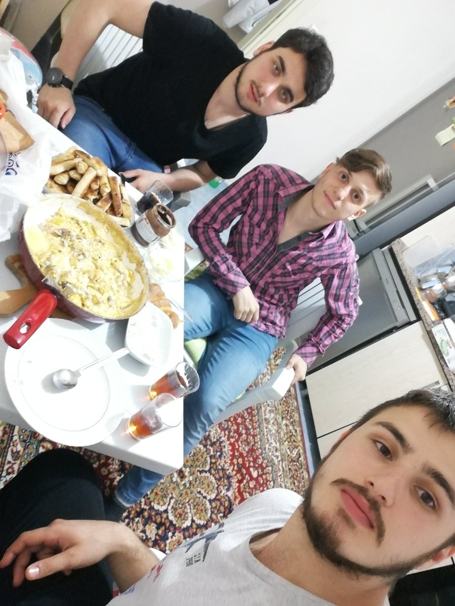 Oyuncularımız @Niyazivira61 ve <a href="/SahanKaradenz17/">Şahan Karadeniz</a> önemli maç öncesi beraber sahur yaparak rakiplerini zaaflarını masaya yatırdı. Sürmene deki kampını saat 10:00 tamamlayacak oyuncularımız maç saatine kadar Yalıncak Ahmet Yaşar Efendi yurdunda dinlenecektir.