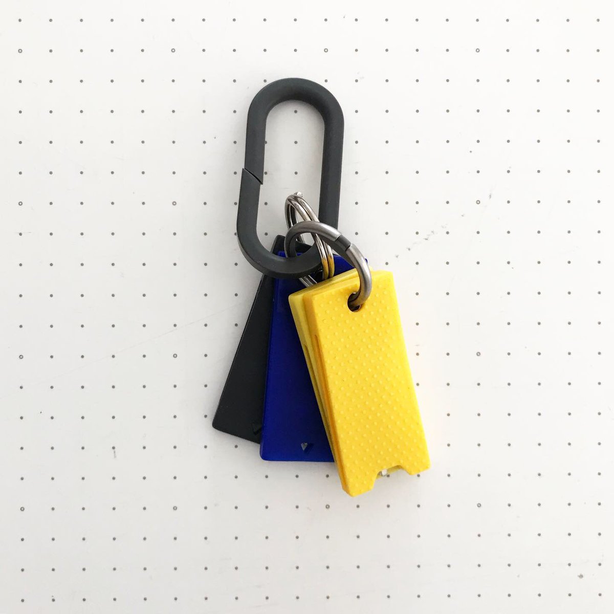 あおき量産 Twitterissa ムニュッと もう8年間 肌身離さず毎日使い続けてるキーキーパー 鍵の鋭利さを優しくカバー そのままムニュっと差し込めます ドア別に色分けできるし 片面に凸凹があるから 触れれば鍵の向きがわかます まだまだこれからも使い続け