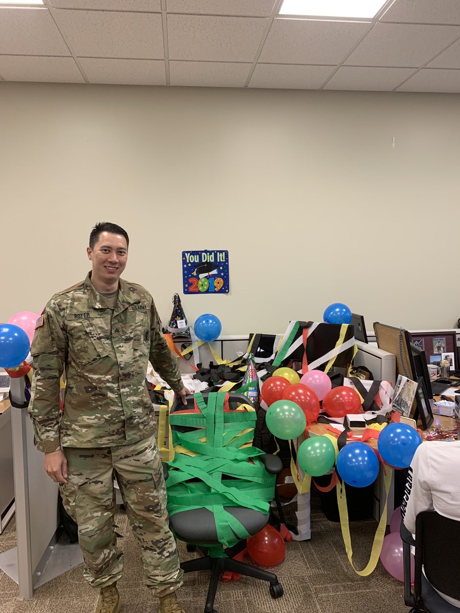 army_mussels's tweet photo. When someone in your office helps their first person join the #USArmy you have to show him some love! 👍🏻🇺🇸

#middletownohio #lifechanger #ohiosoldier #goarmyohio 

@KingsMillsRctg @Columbus_BnCdr @army_columbus @usarec @cntjones @ https://t.co/wmBwyYALVV