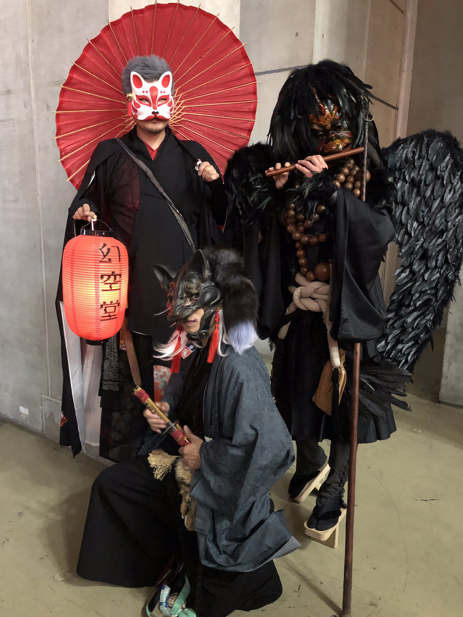 幻空堂 デザフェスにて一緒にお写真撮らせていただいた方々その ロボット頭 さんや お面のかしま屋 さんのお面 をかぶった方 鴉天狗さん達と T Co Chp0brixwq Twitter