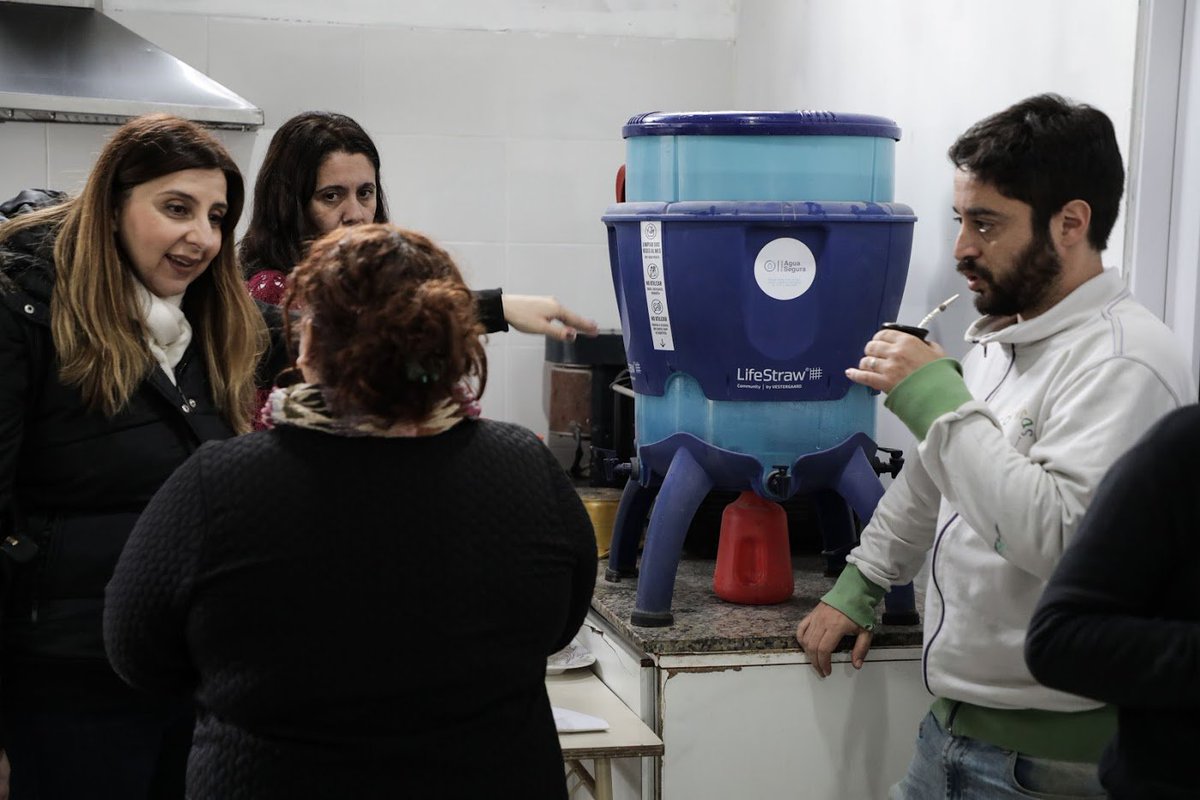 Inspirada por el trabajo del Centro Social y Solidario SonRisas en Esteban Echeverría donde trabajamos con @AguaSeguraOK  <a href="/NicoWertheimer/">Nico Wertheimer</a> <a href="/liarenzini/">lia</a> para proveer agua segura a más de 1,200 personas semanalmente.  Gracias Martín, Susi, Hugo, Graciela y equipo! 😃💦<a href="/CocaColaCoAR/">Coca-Cola Argentina</a>