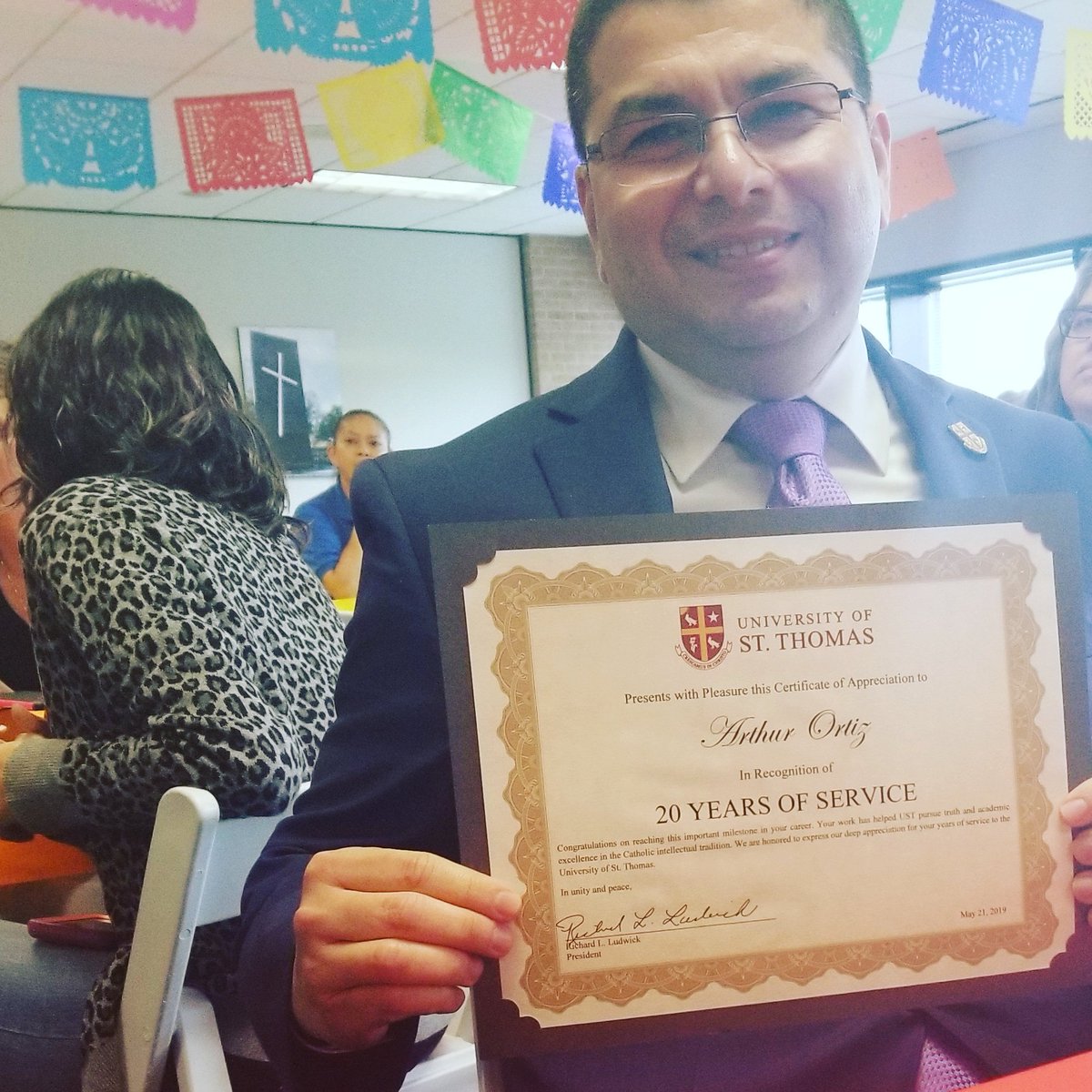 USTadmissions's tweet photo. VP of Enrollment Management, Arthur Ortiz, was recognized for his 20 years of service at @stthomashouston . Way to lead your team over the years and here's to 20 more! #USTHouston #CeltNation #LiberalArts #STEM #College #University #Students #USTBold #BeYourBoldSelf #ArthurIsBold https://t.co/JKi5cvHhgR