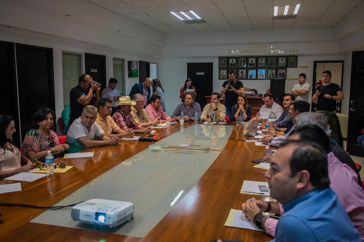 PedroPabloTrev's tweet photo. En el @prinlmx llevamos acabo la reunión de comités municipales y regidores de municipios en oposición.

Trabajando juntos en equipo impulsamos acciones en beneficio de las comunidades.

#CuentaconelPRI✅ https://t.co/fwde7wuCV5