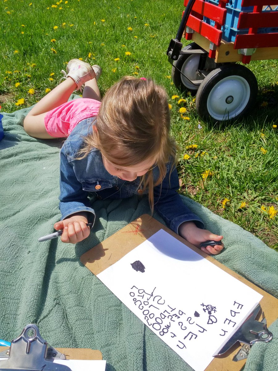 jennifer_mesar's tweet photo. During outdoor learning time,  we happened upon this little toad! So instead of our vegetables,  we observed this little guy! Her name was Sparkle the Toad lol! We set her free by the top of the river @NewDundeePublic #ecokids @UrquhartVal https://t.co/TdXNzmhCMe