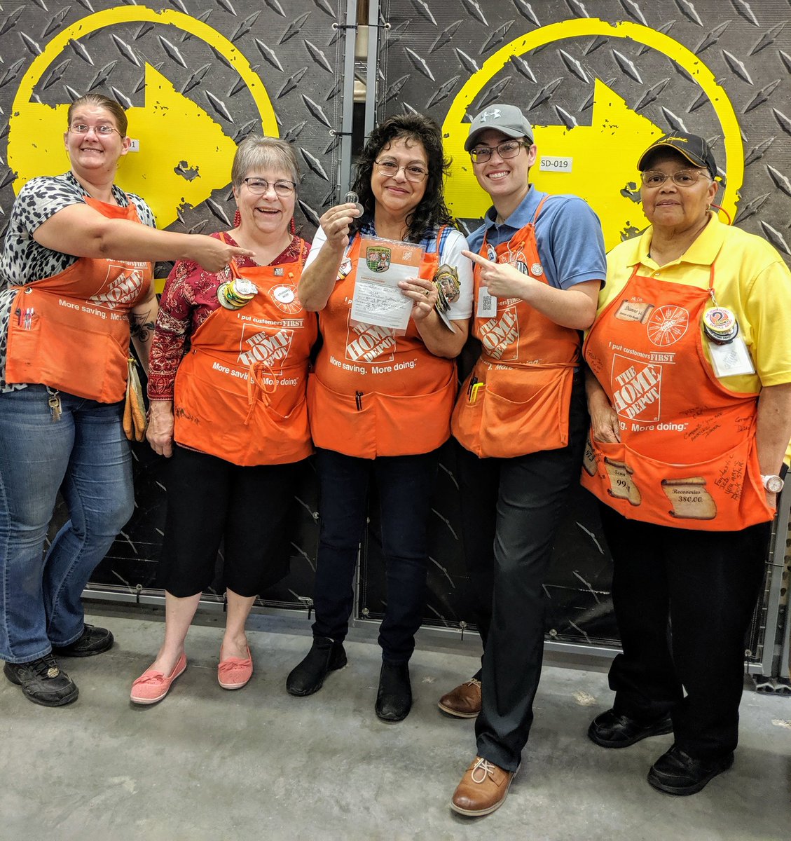 ConnieT62346392's tweet image. Everyone jumped in to celebrate Carol &amp;amp; Gloria's tokens for amazing Customer Service! And Gloria's Homer for Associate of the month!! Super proud of these Ladies!
