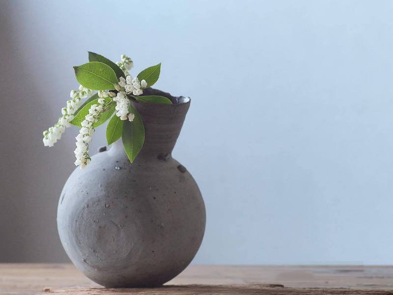 DearlivesCom's tweet photo. This scene is a combination of ikebana and implement, which will give you different feelings. #ikebana #tumblerandflowers #いけばな #flower #flowerlesson #flowerclass https://t.co/8QuHTc98Qx