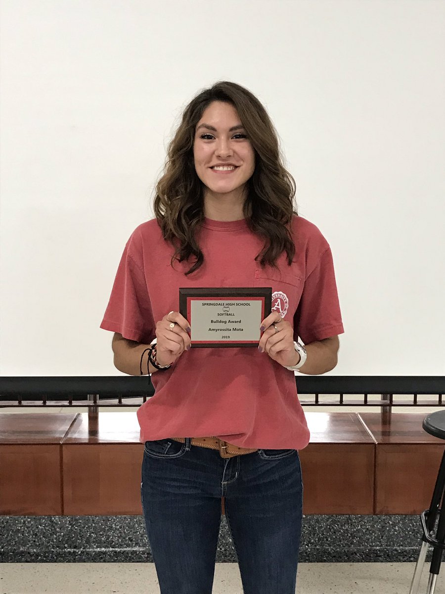 SpringdaleSB's tweet photo. Amy won the Bulldog Award...she exemplifies what it means to be a Bulldog. Serves others, gets it done in the classroom, and is a great teammate.  #itsabulldogthing #united https://t.co/OcztjANZZm