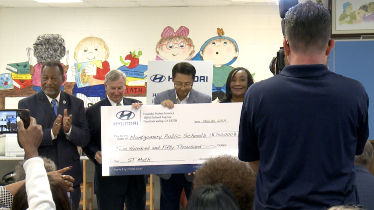 WAKA8News's tweet photo. .@Hyundai donates $250,000 To @MPSAL elementary schools. 
#mpsal 
https://t.co/fZMntKv6rV https://t.co/zW2lFhgDXH