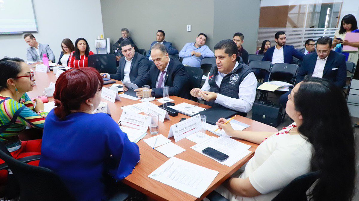 jmvalerapiedras's tweet photo. Hoy sesionamos las comisiones conjuntas de Legislación y Puntos Constitucionales y de Población y Migración. 

Analizamos y dictaminamos una iniciativa que propuse para  reformar la Ley de Población. 

Trabajando por un fin en común: apoyar a la población #Hidalguense. https://t.co/Hqyei5MEgG