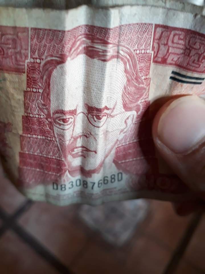 anthony_salama's tweet photo. Cuando tu billete de 10 te mira yendo a la tienda // Pero mira que pedís una taconuda https://t.co/4GVZsZkCJr