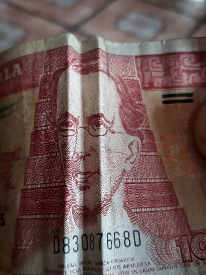 anthony_salama's tweet photo. Cuando tu billete de 10 te mira yendo a la tienda // Pero mira que pedís una taconuda https://t.co/4GVZsZkCJr