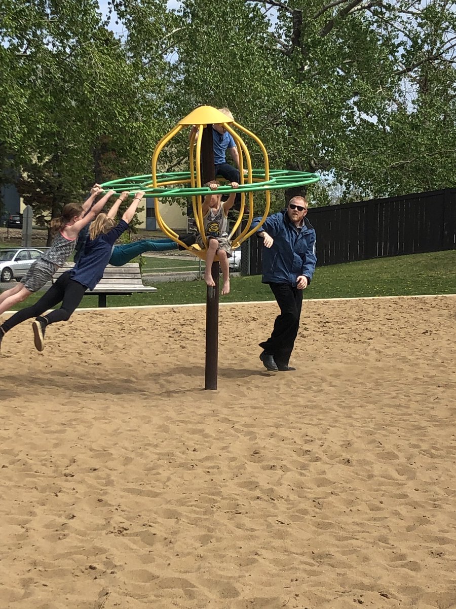 wynterssplit's tweet photo. Even the boss comes out to play!! ☀️ #playtime #majorspins @wbfschool https://t.co/RJq6IzV7FZ