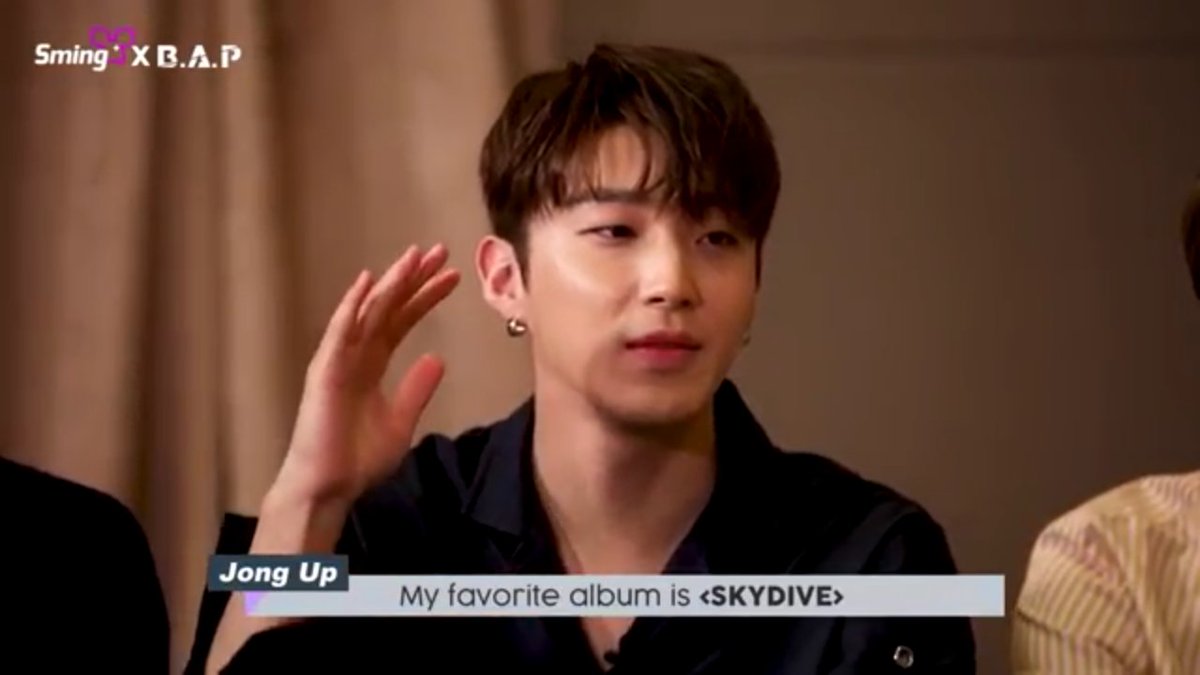 kimBAP_28's tweet photo. #throwback 

DH:albatross??

JH *WMU is playing*:What is this??

YG:failed to remember Hands Up lyrics

HC:the cd is round,the album is square

YJ:can't remember his part in Carnival

Meanwhile JU: https://t.co/RuUIhISvx1