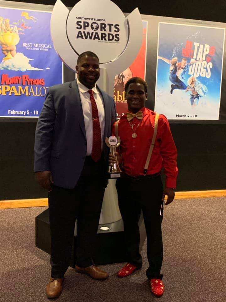 Meet the 2019 News Press Offensive Player of the Year...
  🖤❤Shomari Mason ❤🖤 
Can't wait to see what the future hold for this young man.
#OnceARedKnightAlwaysARedKnight