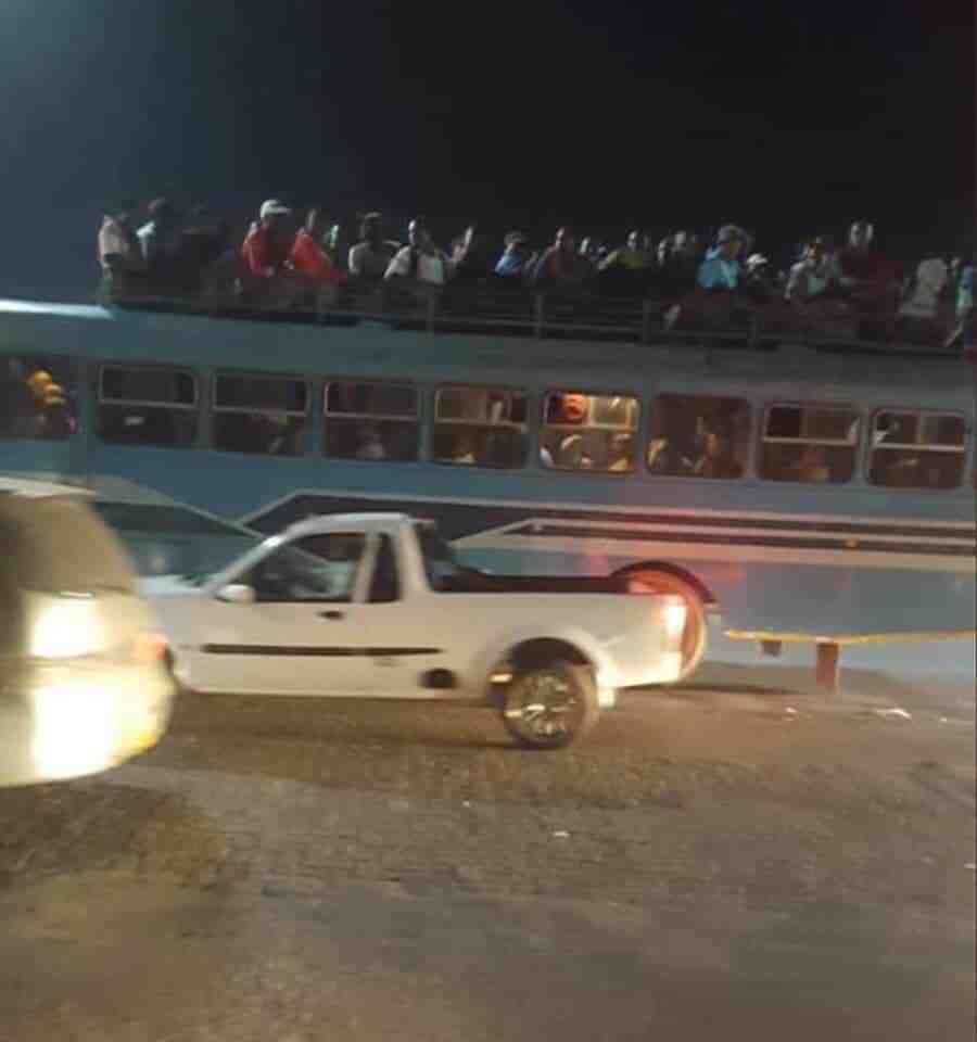iharare's tweet photo. MORE PICS: Chaotic scenes in Harare CBD as commuters jostle for ‘free ZUPCO’ buses https://t.co/l6Me1IOmAM https://t.co/Np20Y2Nmhs