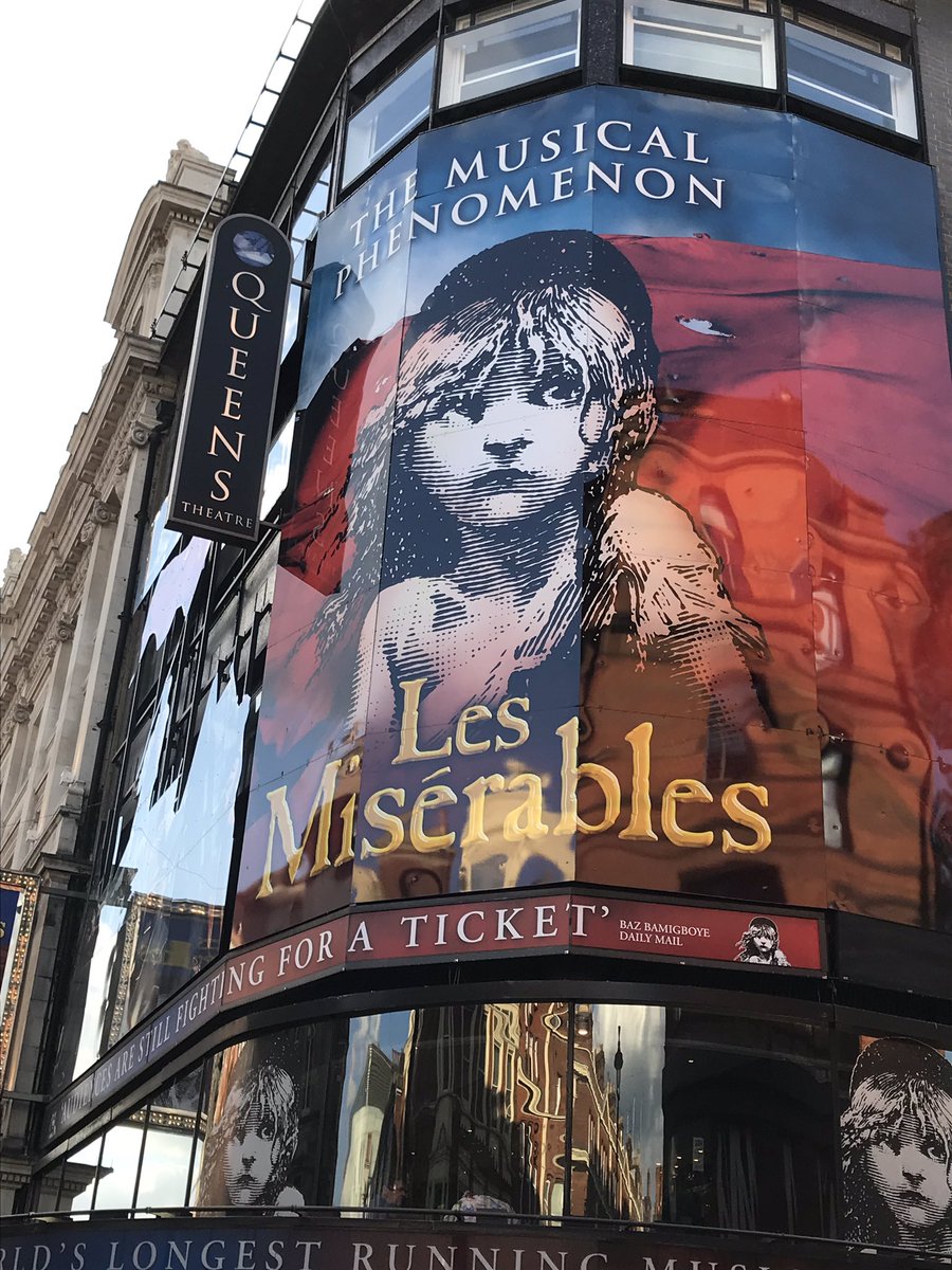 Golitter D Les Miserables レスター スクエアのクイーンズシアターで鑑賞 近くの公園にある格安チケット売り場で当日券の良い席を35 Offで購入 日本人は窓口購入や予約のフルプライスでしかも遠い席になりがち 海外だと情報ってほんとに大事