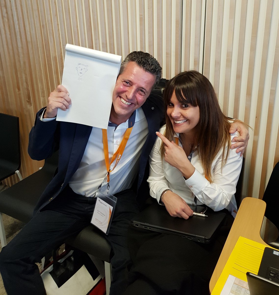 Noser_Eng's tweet image. Heute Morgen an der #NETI19 erhielten die Teilnehmern die Aufgabe in 20 Sekunden das Portrait des Sitznachbarns zu zeichnen. Hier einer unserer Referenten mit der Künstlerin.
@Denkmotor #Simplicity #Portrait #Art