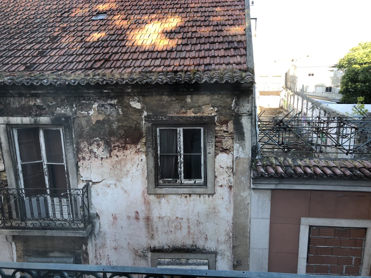 Prachtig hotel in Lissabon uitgezocht, best aan de prijs maar ok, 8,5 op <a href="/bookingcom/">Booking.com</a>, 8,4 op <a href="/trivago/">trivago</a>. Dan verwacht je niet dit uitzicht #bairroaltosuite#Lisbon