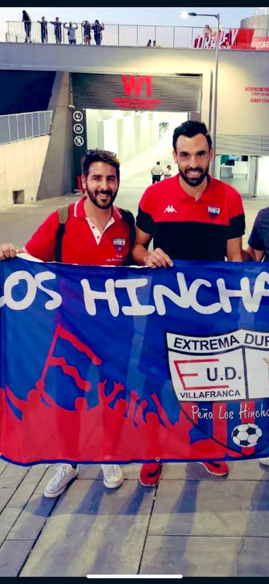 HINCHAPELOTASUD's tweet photo. Hoy cumple años unos de los nuestros! Muchas felicidades @Angelpirri ! El domingo lo celebramos no? #elpirri #nepitopirri #unodinoi #eresmasviejoquepeinarseconcolonia #loshinchapelotas #extremadura https://t.co/jcldXoG2vk