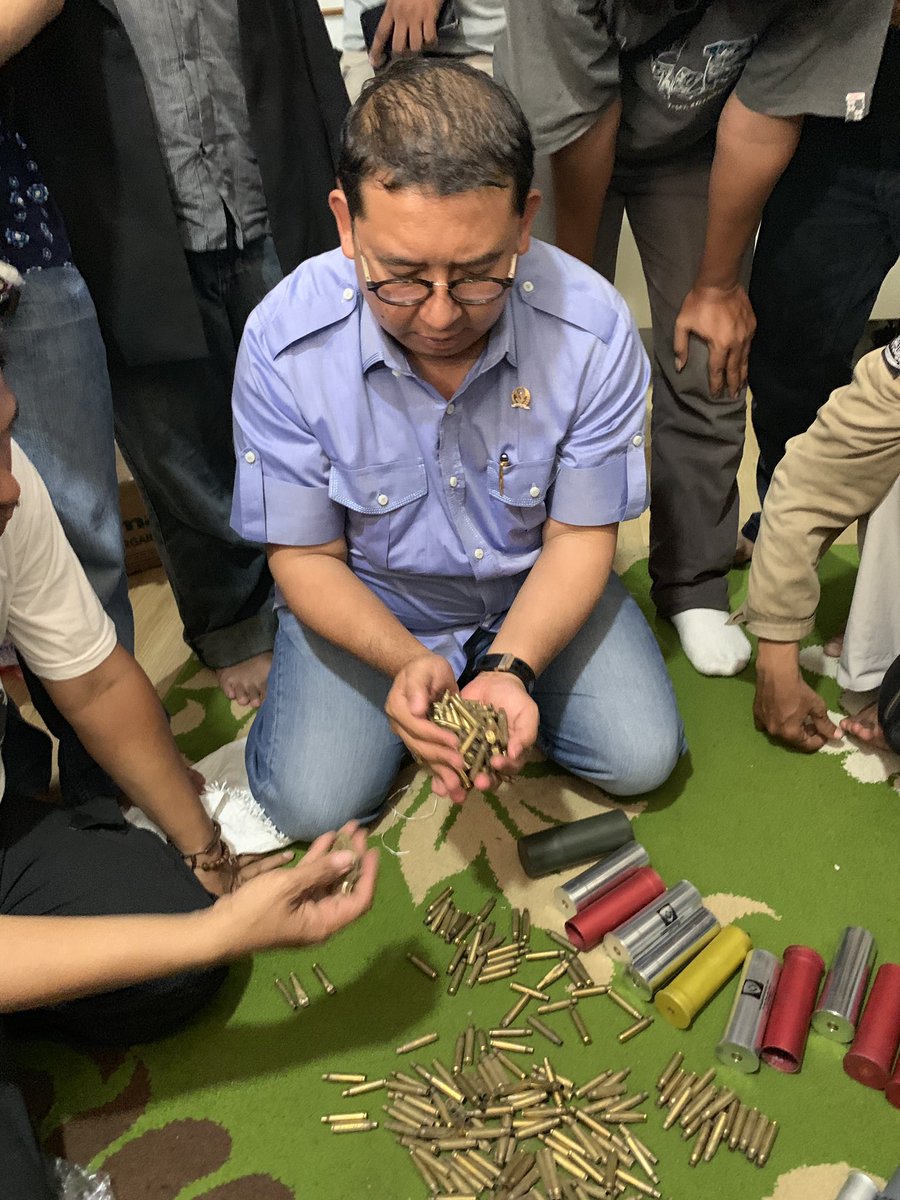 fadlizon's tweet photo. Ini ratusan selongsong peluru yg dikumpulkan warga Petamburan atas peristiwa dinihari. https://t.co/CbPLcjxgnP