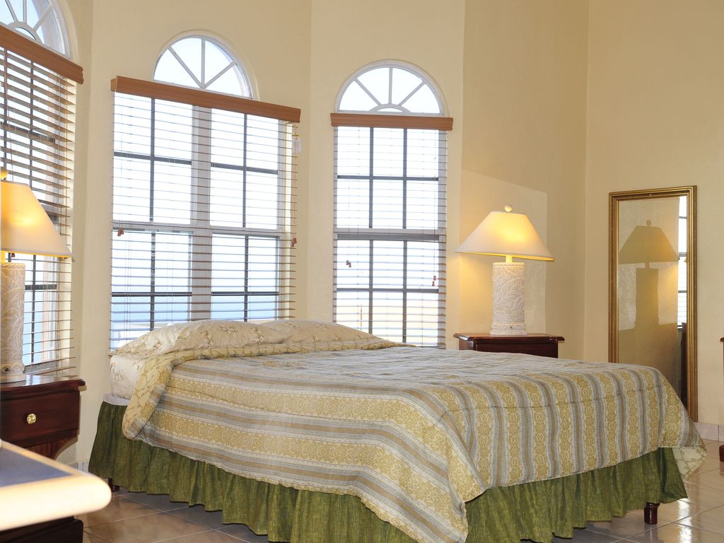 HeightsSea's tweet image. The #villa is tastefully decorated in #colorful #recreational fabrics, satellite TV, VCR, Stereo and #comfortable #furniture inside and out.