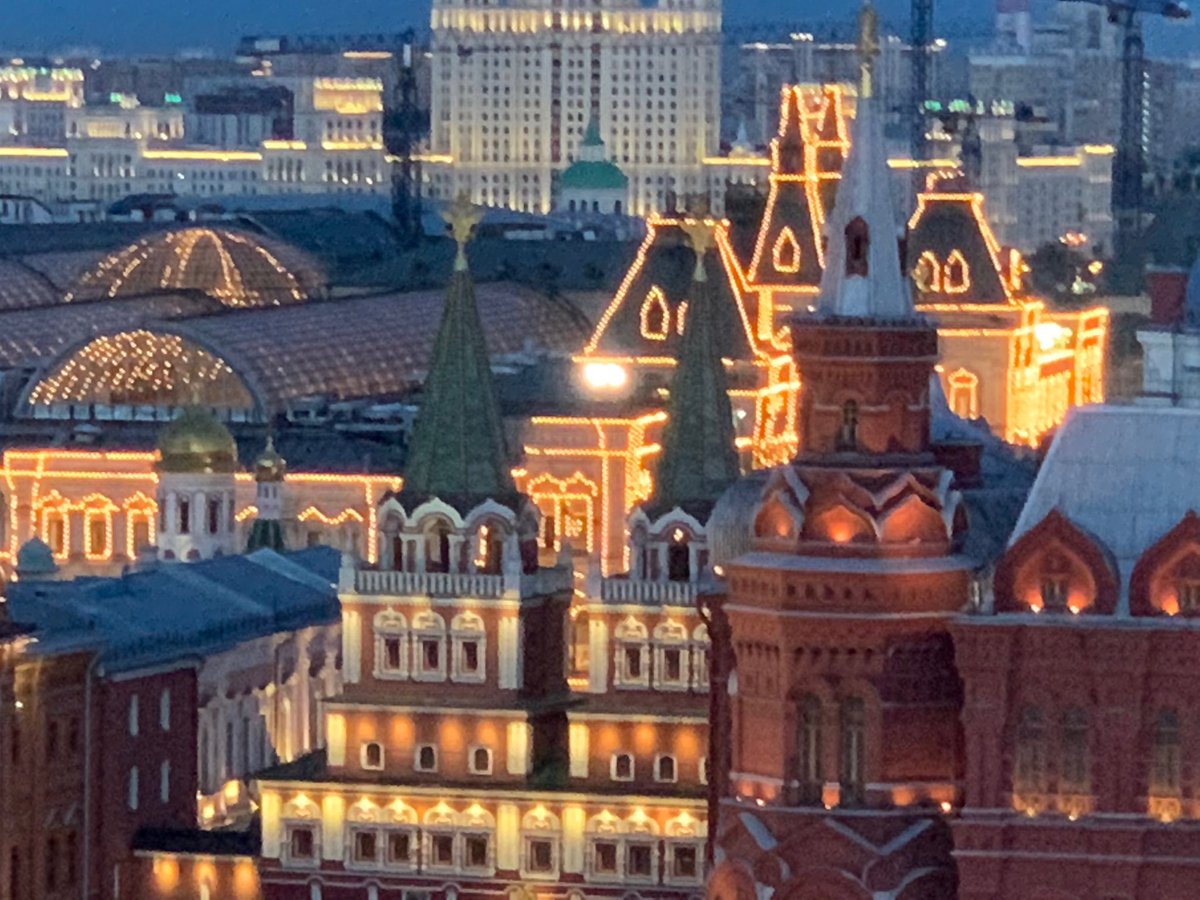 luxurywriter's tweet photo. Follow the lights to ⁦@gum_russia⁩ for exclusive #Moscow #shopping, including ⁦@Hermes_Paris⁩ boutique #style #fashion #craftsmanship #silkscarves #leather #jewelry #silver #gold #RTW https://t.co/gAodbIKSK5