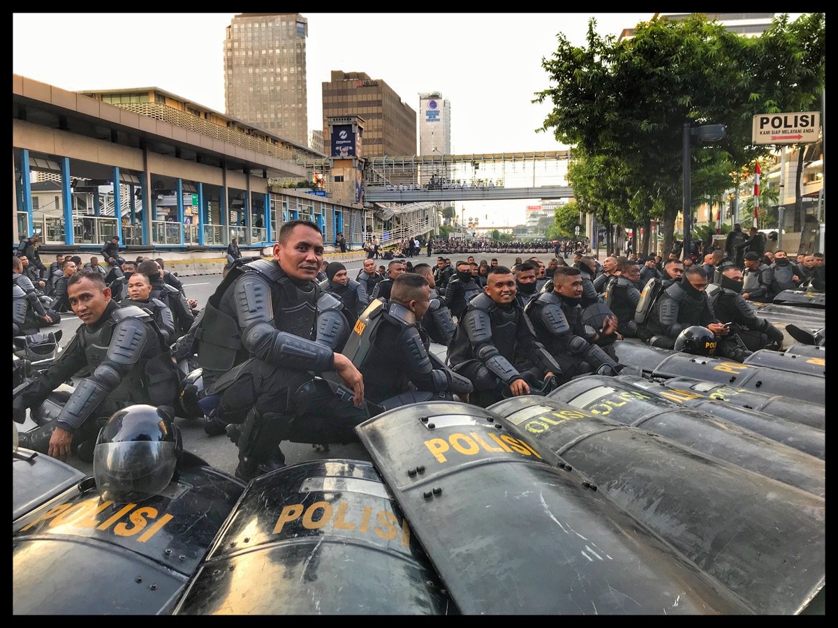 Kmrn sore ngobrol dg polisi yg jaga di sekitar Bawaslu. Semoga senyum itu masih ada setelah melewati malam yg melelahkan.
Hormat setinggi2nya utk bapak2 polisi, saya yakin POLRI bisa menangani situasi.
Maaf kami tidak bisa membantu di tempat, tp kami berdoa supaya kalian selamat.