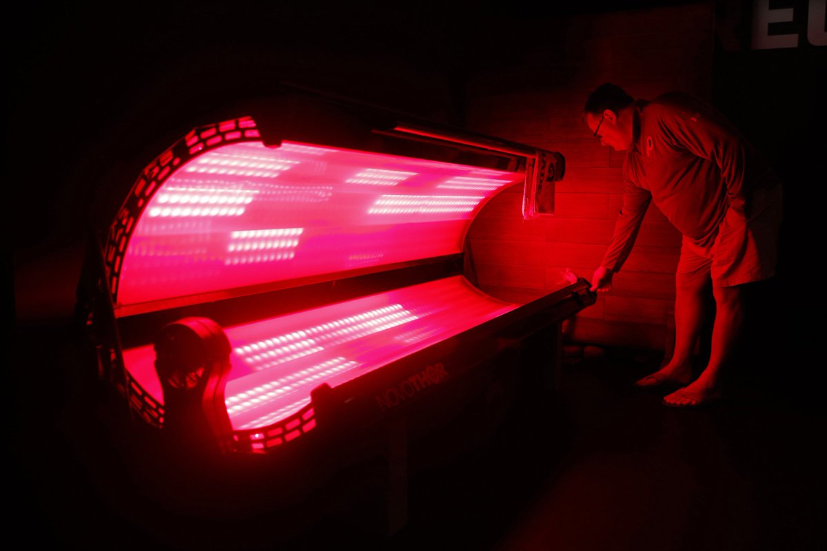 Washington Redskins use #Photobiomodulation for recovery &amp; to improve strength on lifts in weight room. Hutch Call (director of player recovery &amp; assistant athletic trainer) demonstrates <a href="/NovoTHOR/">NovoTHOR®</a> full body light pod at the team's NFL football training facility in Ashburn, Va.