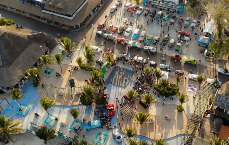 LauFdzOficial's tweet photo. Momentos muy agradables en el parque del Casco Antiguo de #PuertoMorelos, con el #RallyMaya2019 ¿Cuál es tu auto favorito? https://t.co/5OtQdIGekC