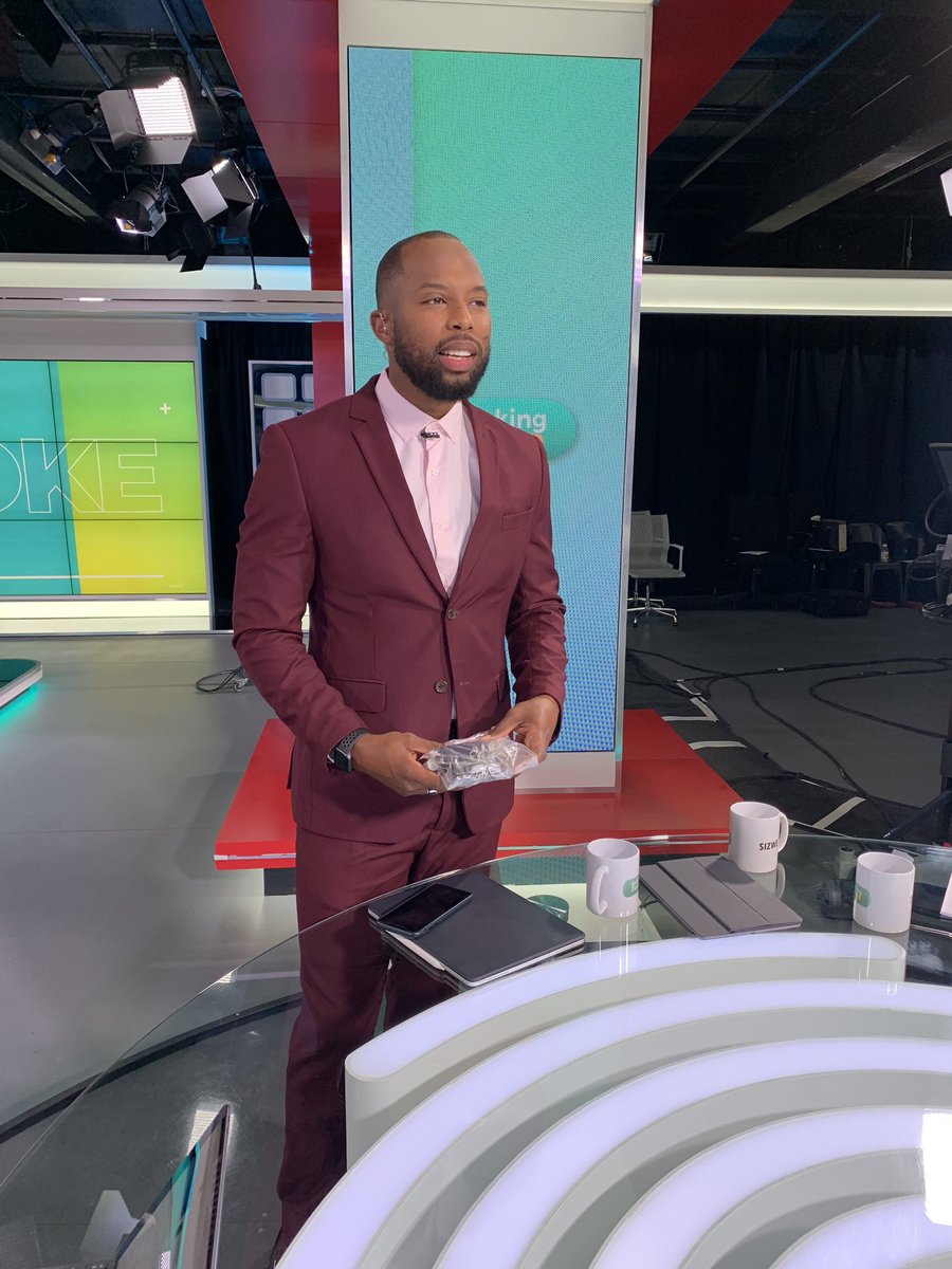 GugsM's tweet photo. Today @SizweDhlomo is dressed like a forex scammer that targets teachers and nurses’ pensions #BreakingDawnOn405 https://t.co/WUhRB2YbX8
