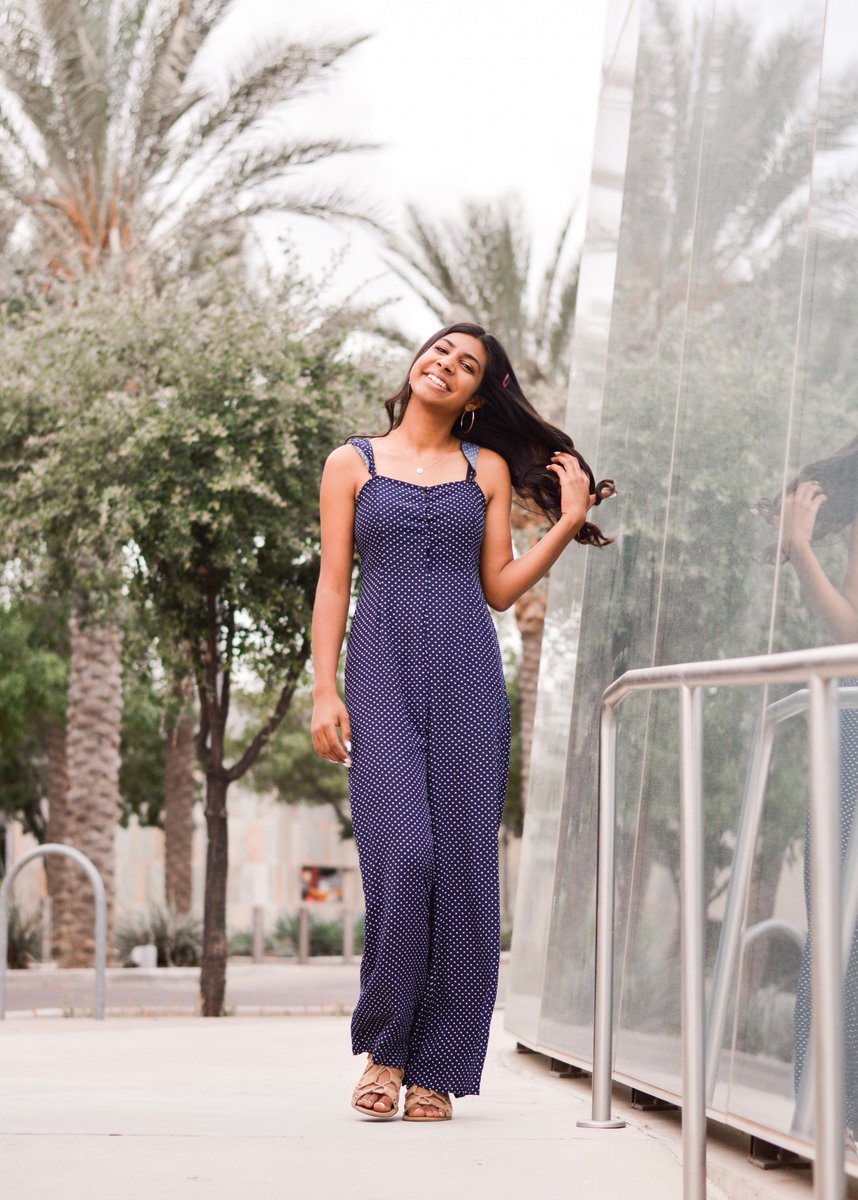 38anisha's tweet image. a week till graduation ✨🎓