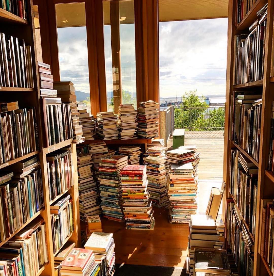 Книжные полки в библиотеке