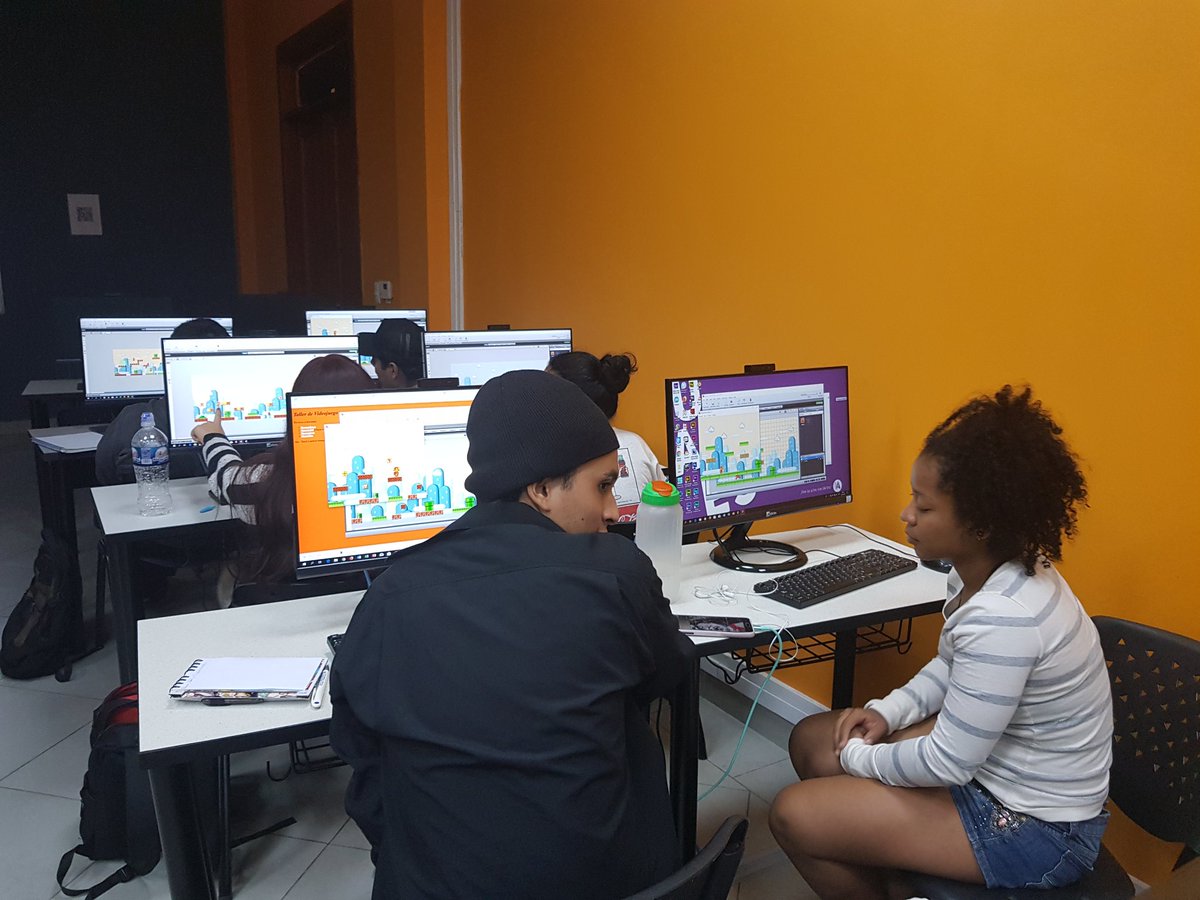 ylamberts's tweet image. Seguimos con los #talleres de diseño y desarrollo de #videojuegos2D con #Stencyl como parte del co-teaching en la materia de #nuevosmedios en Uartes @uartesec