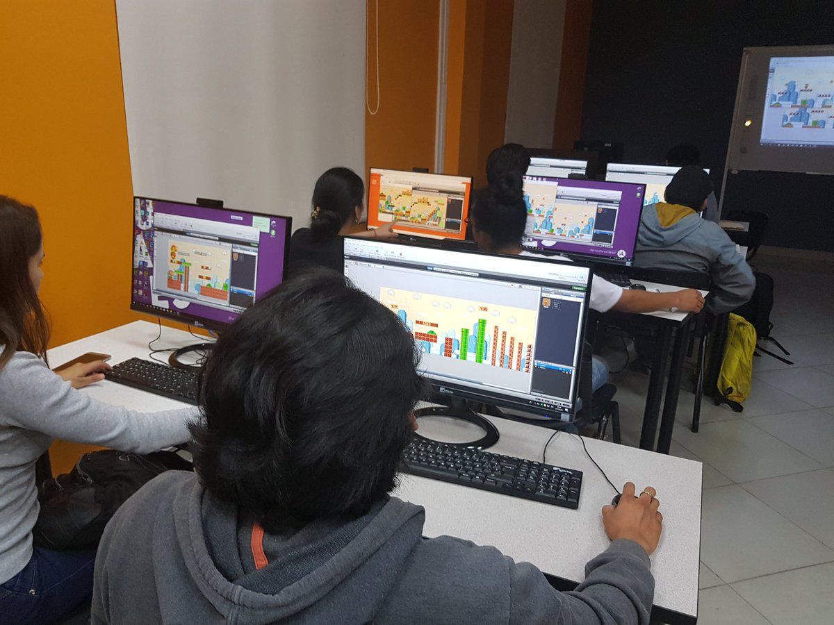 ylamberts's tweet image. Seguimos con los #talleres de diseño y desarrollo de #videojuegos2D con #Stencyl como parte del co-teaching en la materia de #nuevosmedios en Uartes @uartesec