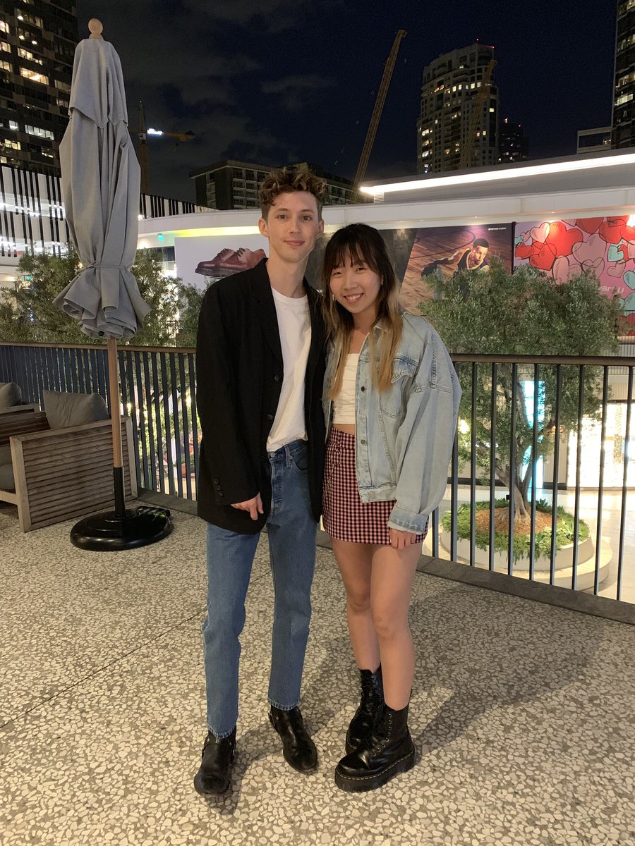 BlueFatCookies's tweet photo. can’t believe it. 😭 hate my awkward self i didn’t dare to talk much jnnn but i love you @troyesivan 💙 https://t.co/jLwxRtbbGb