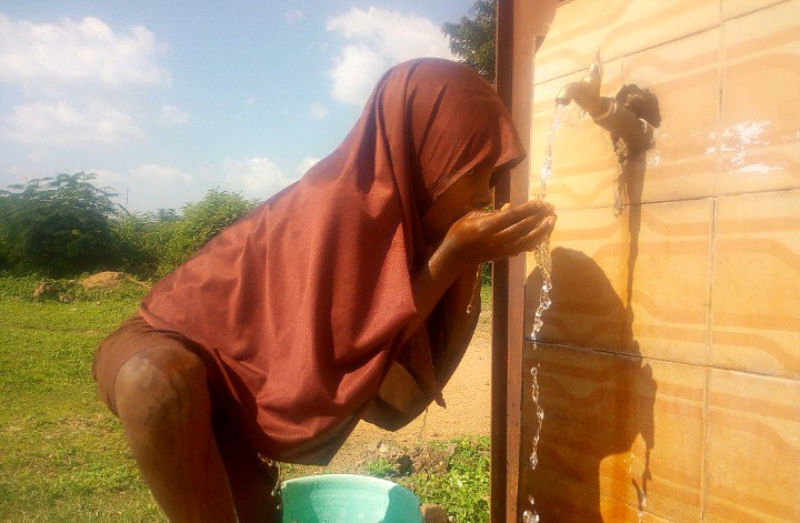 The sun was scorching &amp; these sch pupils at Ikire-Ile in #Osun were thirsty, they ran out from their class &amp; quenched it @ a borehole provided by <a href="/WorldBank/">WorldBank</a> assisted <a href="/TheCSDP/">CSDP</a>  #Everychildeverywhere  <a href="/UNICEF_Nigeria/">UNICEF Nigeria</a> <a href="/gnjoku/">Geoffrey Njoku</a> <a href="/BleEjiofor/">Blessing Ejiofor</a> <a href="/GboyegaOyetola/">Adegboyega Oyetola</a> @DFIDNigeria <a href="/raufaregbesola/">Rauf Aregbesola</a>