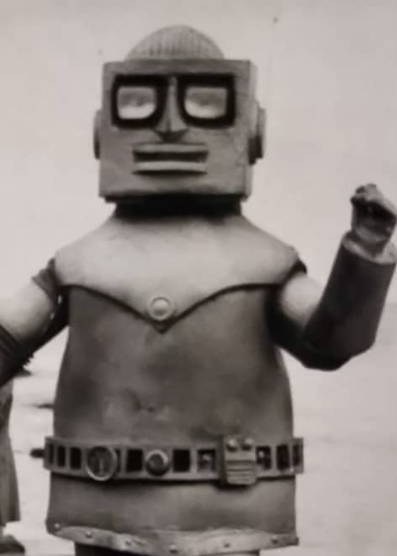 توییتر Nowar Hiroshihootoo در توییتر Sfドラマ 猿の軍団 登場のロボット チップ 当時 なぜ黒縁眼鏡風 と思ったが 原作者の一人である小松左京をイメージしてデザインされたのかもしれない チップの画像は1974年12月22日放送 喜びのめぐり会いと空飛ぶ
