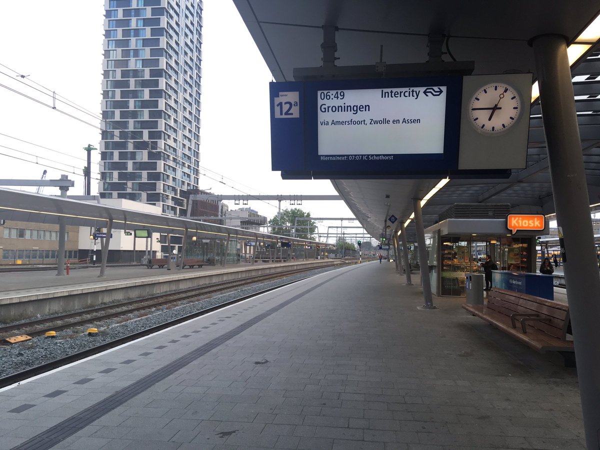 ilseharms's tweet photo. Vandaag: #fietsfile-mijden in #Utrecht.
Ik heb serieus nog nooit zó snel vanuit huis op het perron gestaan.
✅ kortere reistijd op @Straatweg en Catharijnesingel
✅ kortere zoektijd in fietsenstalling op Utrecht CS
Maar of ik dit tijdstip nou voor herhaling vatbaar vind... 🤔 https://t.co/owQ1GNBiWo