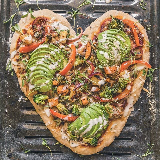 Health_Lab_Live's tweet image. [FOOD] Roasted Veggie Lovers Pizza💥I tossed all of my favorite veggies and pineapple (always🙌🏼) on a rice flour crust with a generous helping of avocado because I made it so there’s no charge for extra(!) and a drizzle of homemade ranch😮 When people … bit.ly/2YFzsGX